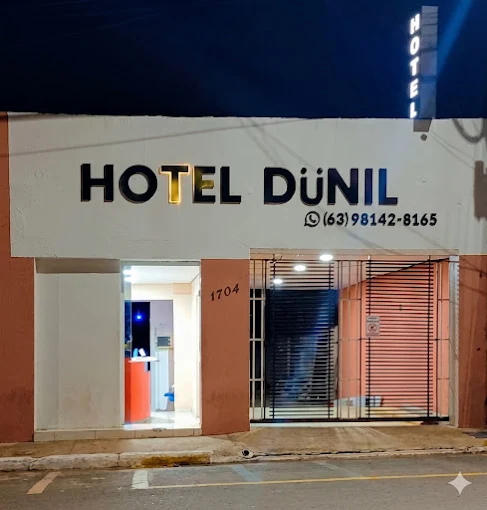 Fachada do Hotel DüNIL à noite